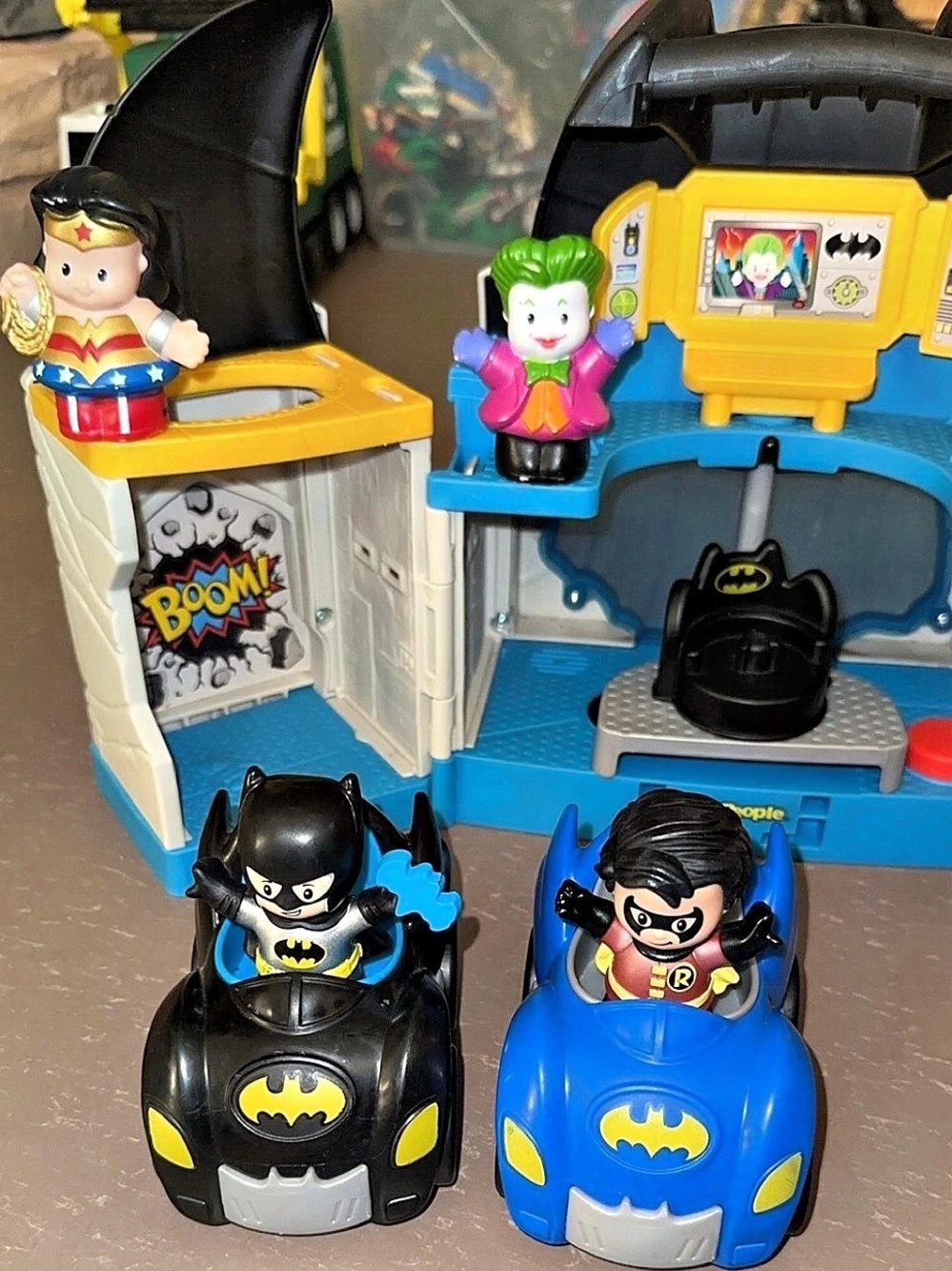 Little People Batman Playset with Vehicles - Picture 2 of 4